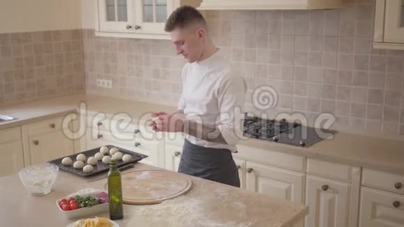 比萨饼师穿着厨师制服把面团球放在厨房的烤盘上食品准备概念顶级视频的预览图