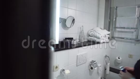穿制服的少女为游客准备淋浴凝胶现代酒店浴室的美丽内部视频的预览图