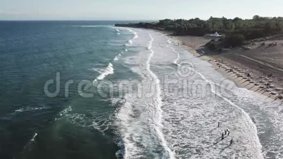 鸟瞰无人机4k拍摄的海滩日落海浪打破沙滩视频的预览图