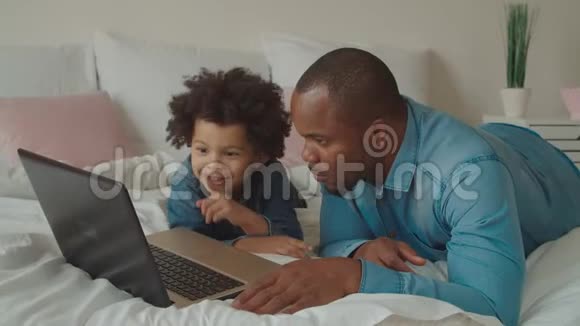 非洲父子用笔记本电脑联网视频的预览图