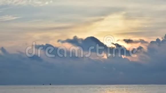 在海中度过一段时光在黎明时穿过太阳视频的预览图