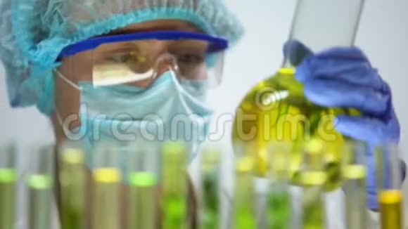黄保液中植物标记瓶的科学家实验结果视频的预览图