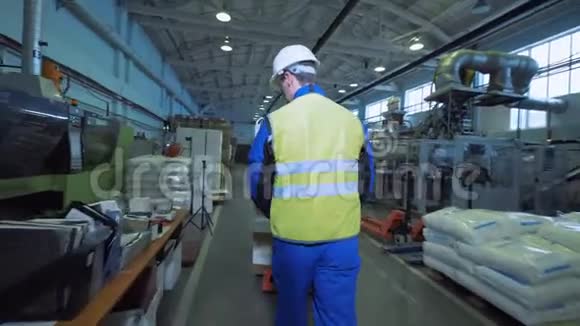 自动化输送机工厂机的专业工程师检查工作视频的预览图