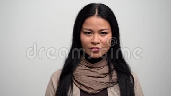 愤怒的亚洲女人的肖像谁呼吸冷静视频的预览图