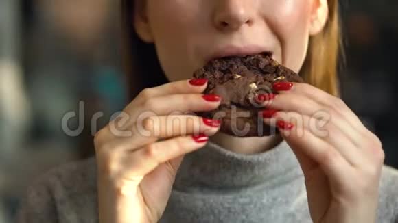 女人在咖啡馆里吃巧克力饼干视频的预览图