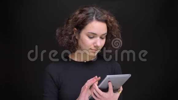 年轻美丽的白种人女性在笔记本电脑上轻敲特写镜头并显示绿色屏幕直接指向视频的预览图