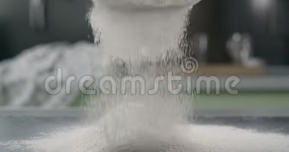 面粉通过筛筛筛制作面团烹饪糕点烘焙准备4kDCI120fpsProres422视频的预览图