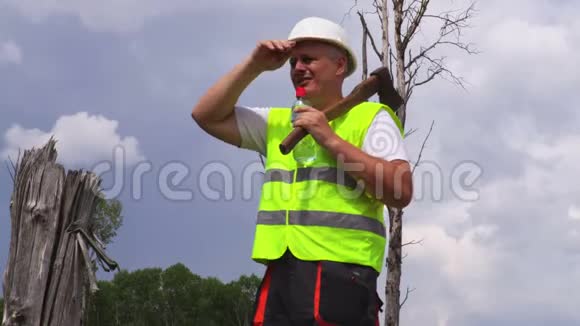 拿着斧头喝水的伐木工人视频的预览图