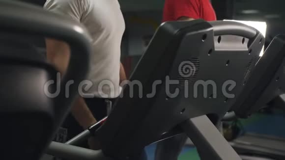 健身者在健身房跑步机上跑步年轻健康的人在跑步机上跑步健身和健康的生活方式理念视频的预览图