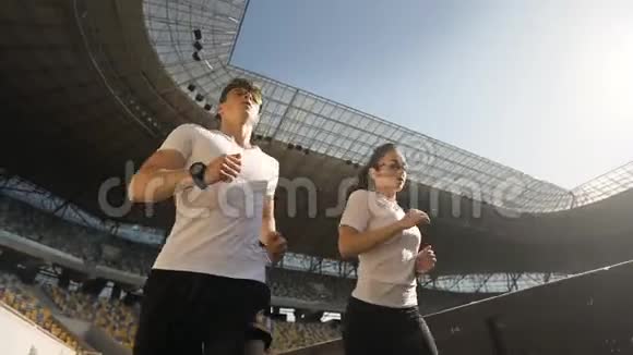两个在体育场的慢跑者视频的预览图