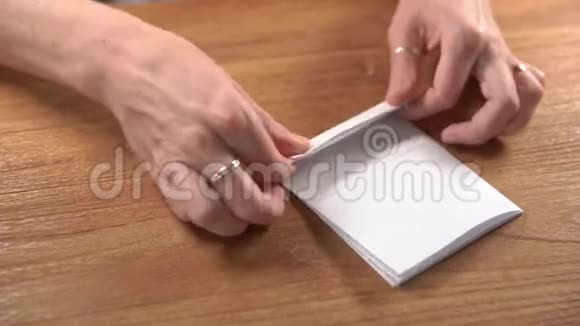 把纸折成正方形作为折纸的基础视频的预览图