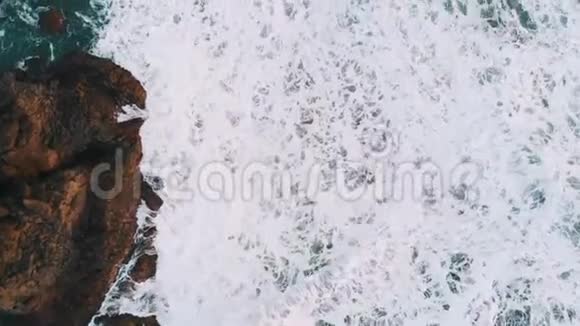 俯视水中的岩石巨浪冲击海岸西班牙加那利群岛特内里费Benijo海滩视频的预览图