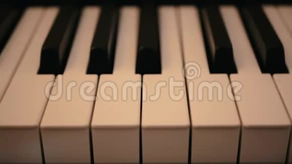 钢琴的前娃娃镜头视频的预览图