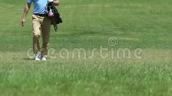 带着高尔夫球袋的人沿着球道走到下一个洞改变地点爱好视频的预览图