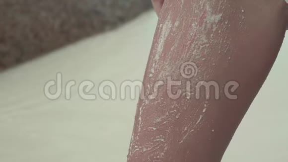 塞舌尔普拉斯林岛那个女人的腿上有划痕特写镜头那位女士在海滩上受伤了这就是视频的预览图