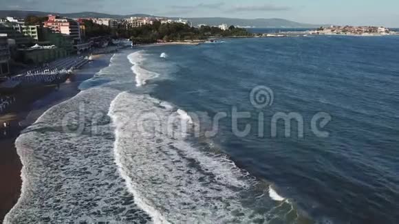 鸟瞰无人机4k拍摄的海滩日落海浪打破沙滩视频的预览图