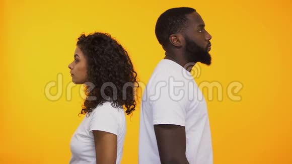 在争吵关系危机后愤怒地看着多种族的情侣视频的预览图