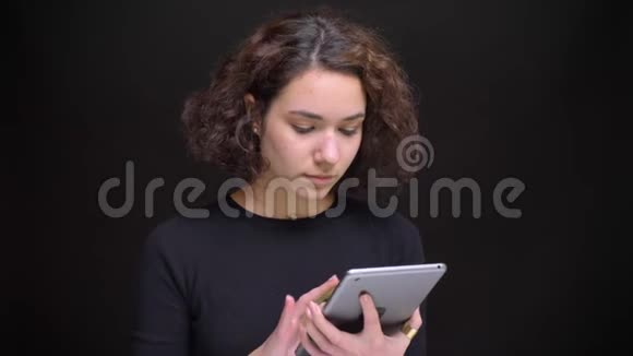 用平板电脑拍摄年轻自信的白种人女性的特写肖像并用绿色屏幕拍摄视频的预览图