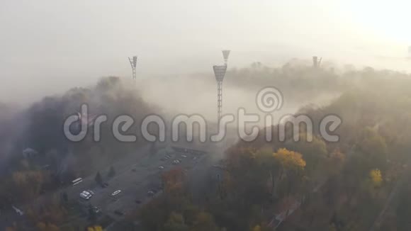 足球场上密布着雾或烟雾城市里的雾天气视频的预览图