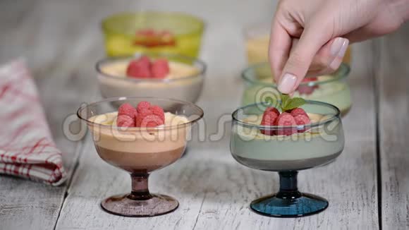 覆盆子与巧克力慕斯在玻璃杯上的木制背景奶油甜的视频的预览图
