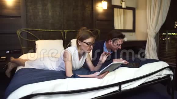一对西装革履的情侣在光房里躺在一起视频的预览图