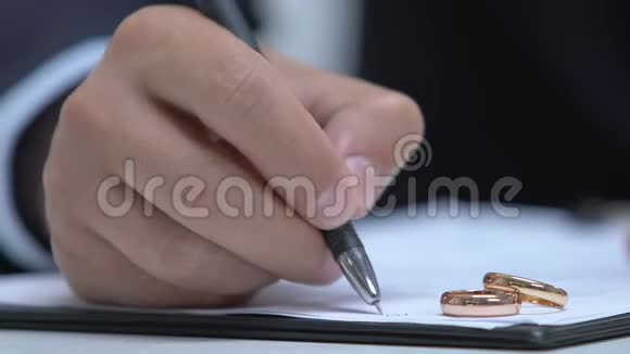 男性律师填写文件数据订婚戒指在桌子上家庭法庭视频的预览图