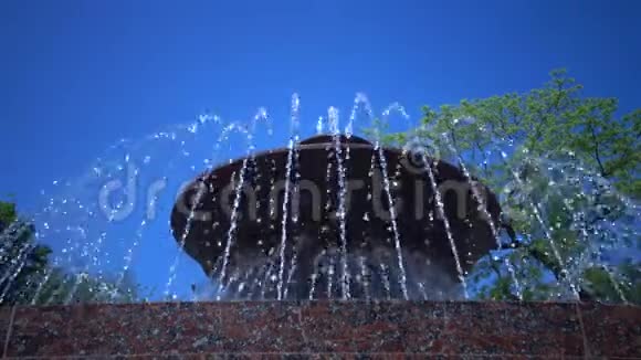 公园里美丽的喷泉映衬着蓝天视频的预览图