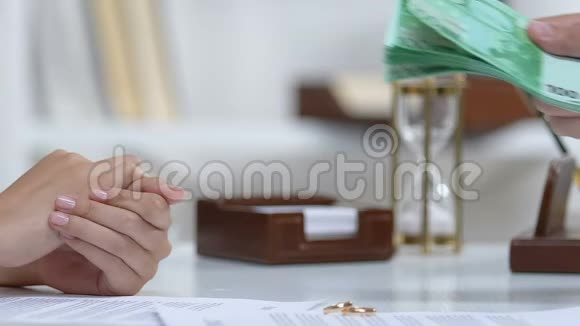 男性给前妻欧元订婚戒指在桌上离婚后的赡养费视频的预览图