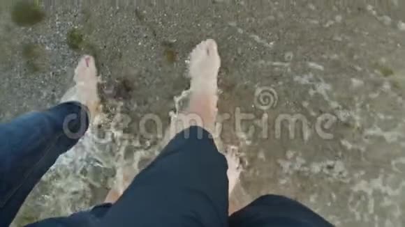 两双脚在海里行走视频的预览图
