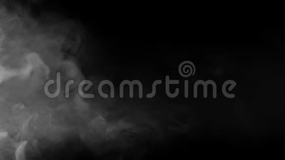 在孤立的黑色背景上吸烟朦胧的纹理视频的预览图
