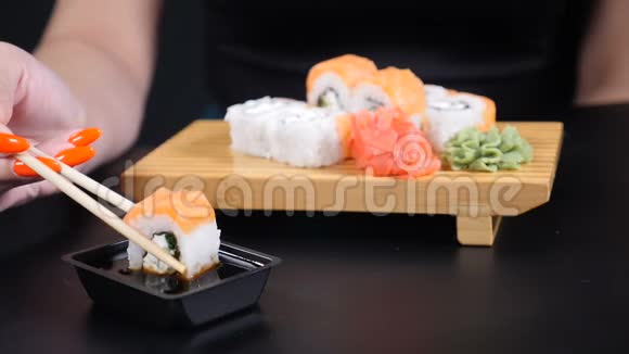 慢动作的食物镜头日本餐厅海鲜菜单健康饮食饮食节食的理念特写镜头视频的预览图
