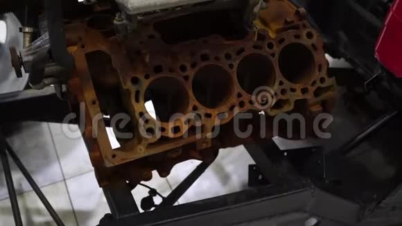 旧生锈汽车马达运动赛车涡轮发动机视频的预览图