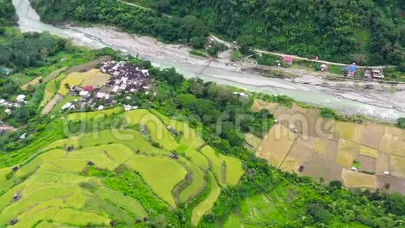 这个村庄位于水稻梯田的山谷中菲律宾北部水稻种植鸟瞰视频的预览图