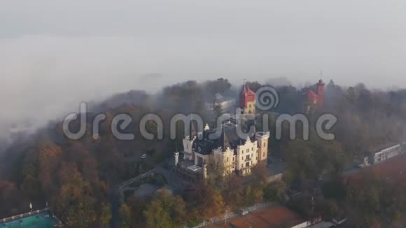 雾天山上的一座小城堡站在基辅山上的城堡视频的预览图
