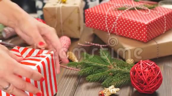 圣诞礼物包裹在生态纸上木制背景装饰装饰元素视频的预览图