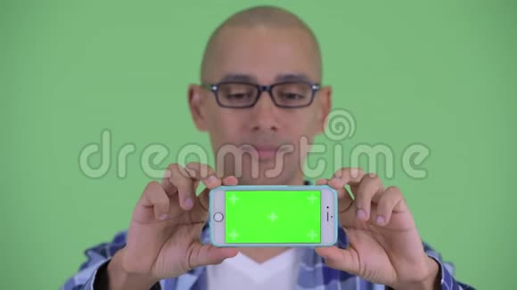 一张快乐的秃头男人的脸展示电话视频的预览图