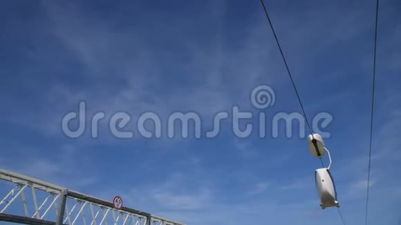 天威单风沿索道在蓝天上移动视频的预览图
