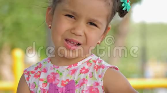 一个可爱的小女孩吃黑醋栗的肖像视频的预览图