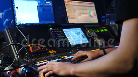 专业音乐家手调整控制条在DJ控制台混合音乐男性手触摸触摸屏显示器视频的预览图