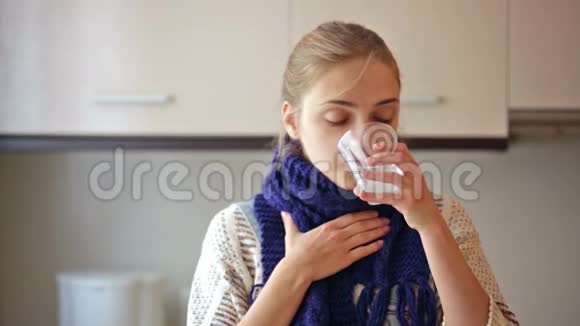 喉咙痛的女孩在厨房漱口视频的预览图
