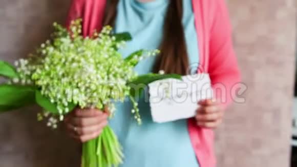 宽恕美丽的女人带着一束白色的鲜花和卡片上的文字视频的预览图