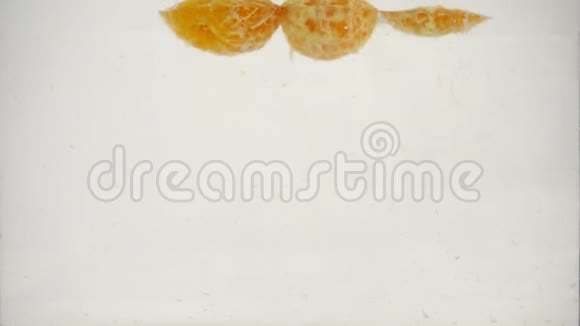 纯净的橘子慢慢淹没在水中慢动作特写视频的预览图