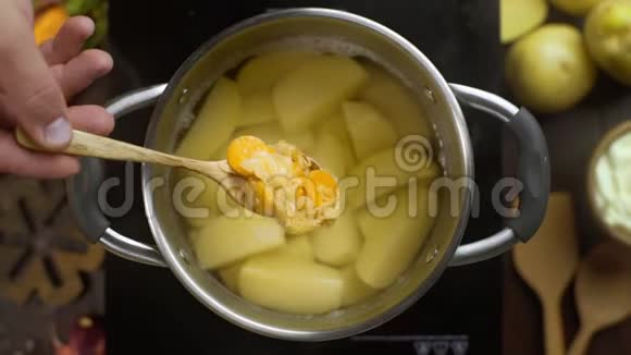 平躺视频厨师把漂白的蔬菜放在土豆的沸水里桌面上是沸腾的蔬菜视频的预览图