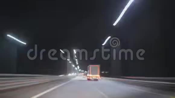 高速公路超垂散焦手电筒汽车在路上行驶视频的预览图