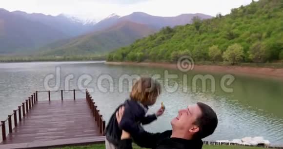 年轻的父亲在空中嬉戏抓住小儿子视频的预览图