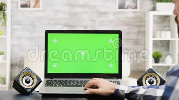带有绿色屏幕的现代平板电脑视频的预览图