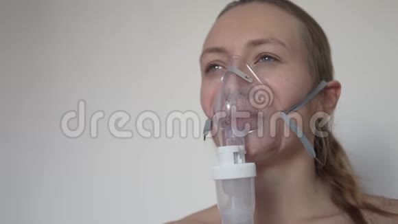一个女人治疗肺炎它用喷雾器吸入视频的预览图
