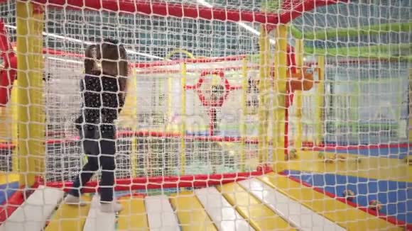 女孩在儿童中心室内的操场上玩耍玩乐视频的预览图