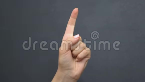 女性手指指向黑板背景重要问题意识视频的预览图