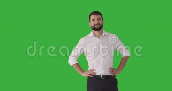 商人指着绿色背景竖起大拇指视频的预览图